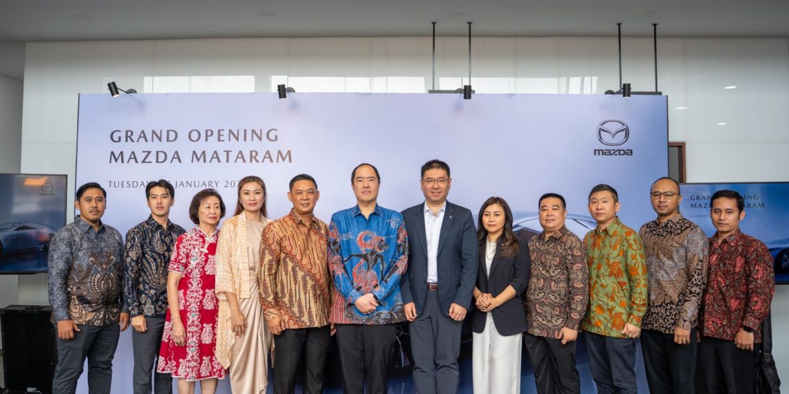 Jajaran pimpinan PT Eurokars Motor Indonesia dan PT Cahaya Surya Bali Inti Cemerlang saat peresmian dealer Mazda Mataram, Rabu (28/1). Dealer dengan fasilitas 3S ini diproyeksikan menjadi pusat layanan kendaraan premium di Nusa Tenggara Barat guna menangkap peluang ekonomi di lingkar Sirkuit Mandalika. (Foto: Ekoin.co/Istimewa)