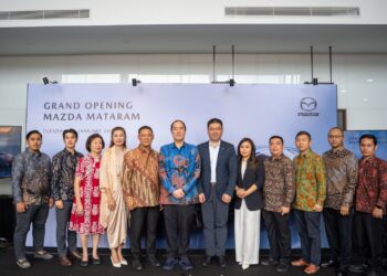 Jajaran pimpinan PT Eurokars Motor Indonesia dan PT Cahaya Surya Bali Inti Cemerlang saat peresmian dealer Mazda Mataram, Rabu (28/1). Dealer dengan fasilitas 3S ini diproyeksikan menjadi pusat layanan kendaraan premium di Nusa Tenggara Barat guna menangkap peluang ekonomi di lingkar Sirkuit Mandalika. (Foto: Ekoin.co/Istimewa)