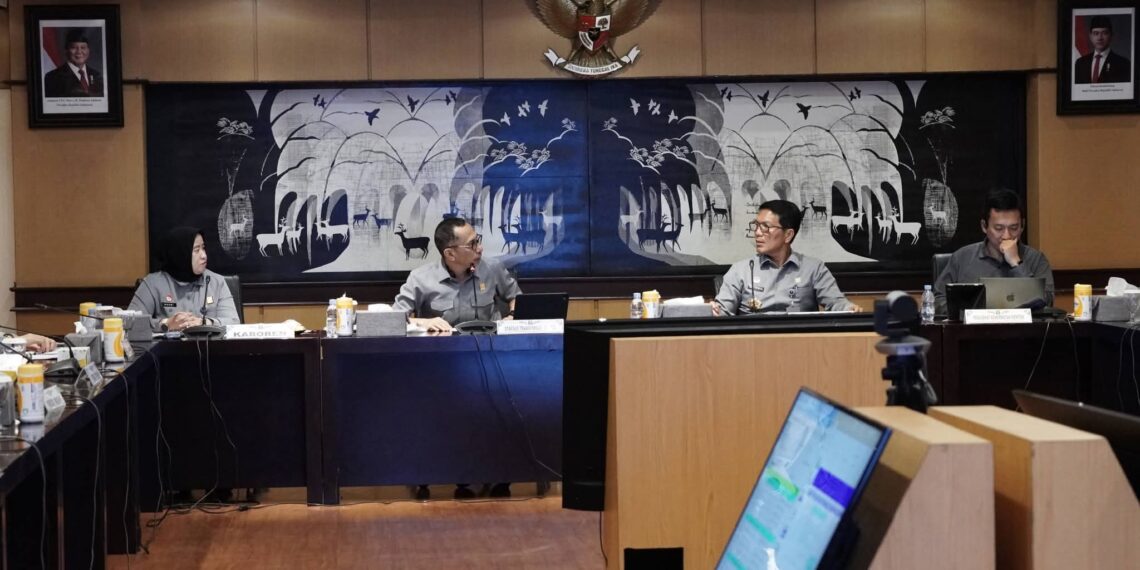Sekretaris Jenderal Kementerian Hukum Nico Afinta (tengah) saat memimpin rapat pembentukan Badan Teknologi Informasi di Jakarta.