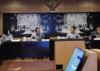 Sekretaris Jenderal Kementerian Hukum Nico Afinta (tengah) saat memimpin rapat pembentukan Badan Teknologi Informasi di Jakarta.