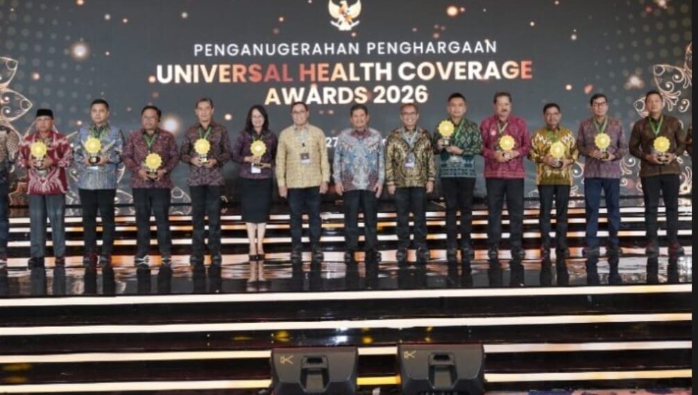 Jajaran kepala daerah saat menerima trofi Universal Health Coverage (UHC) Awards 2026 di Jakarta, Selasa (27/1). Sebanyak 428 pemerintah daerah diganjar penghargaan oleh BPJS Kesehatan atas komitmen mereka memberikan perlindungan kesehatan bagi lebih dari 98 persen penduduk di wilayah masing-masing melalui Program JKN. (Foto: Ekoin.co/Istimewa)