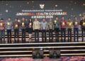 Jajaran kepala daerah saat menerima trofi Universal Health Coverage (UHC) Awards 2026 di Jakarta, Selasa (27/1). Sebanyak 428 pemerintah daerah diganjar penghargaan oleh BPJS Kesehatan atas komitmen mereka memberikan perlindungan kesehatan bagi lebih dari 98 persen penduduk di wilayah masing-masing melalui Program JKN. (Foto: Ekoin.co/Istimewa)