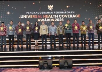 Jajaran kepala daerah saat menerima trofi Universal Health Coverage (UHC) Awards 2026 di Jakarta, Selasa (27/1). Sebanyak 428 pemerintah daerah diganjar penghargaan oleh BPJS Kesehatan atas komitmen mereka memberikan perlindungan kesehatan bagi lebih dari 98 persen penduduk di wilayah masing-masing melalui Program JKN. (Foto: Ekoin.co/Istimewa)