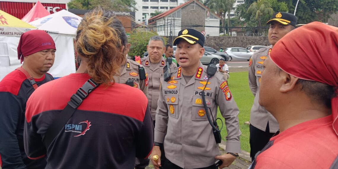 Kapolres Metro Jakarta Pusat Kombes Pol Reynold Hutagalung saat berbincang dengan buruh peserta aksi demo. (Foto: Ridwansyah/Ekoin.co)