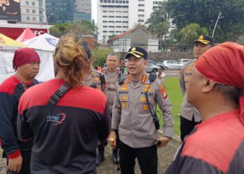 Kapolres Metro Jakarta Pusat Kombes Pol Reynold Hutagalung saat berbincang dengan buruh peserta aksi demo. (Foto: Ridwansyah/Ekoin.co)