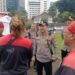 Kapolres Metro Jakarta Pusat Kombes Pol Reynold Hutagalung saat berbincang dengan buruh peserta aksi demo. (Foto: Ridwansyah/Ekoin.co)
