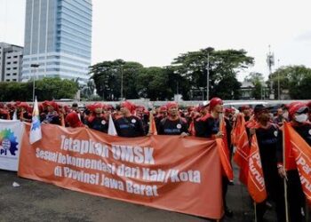Ribuan massa dari KSPI dan Partai Buruh saat berkumpul di area Patung Kuda, Jakarta Pusat, Rabu (28/1). Mereka membawa tiga tuntutan utama, termasuk protes keras terhadap potensi PHK 2.500 karyawan PT Pakerin di Mojokerto yang dipicu oleh kebijakan pemerintah pusat. (Foto: Ekoin.co/Amsi)