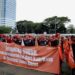 Ribuan massa dari KSPI dan Partai Buruh saat berkumpul di area Patung Kuda, Jakarta Pusat, Rabu (28/1). Mereka membawa tiga tuntutan utama, termasuk protes keras terhadap potensi PHK 2.500 karyawan PT Pakerin di Mojokerto yang dipicu oleh kebijakan pemerintah pusat. (Foto: Ekoin.co/Amsi)