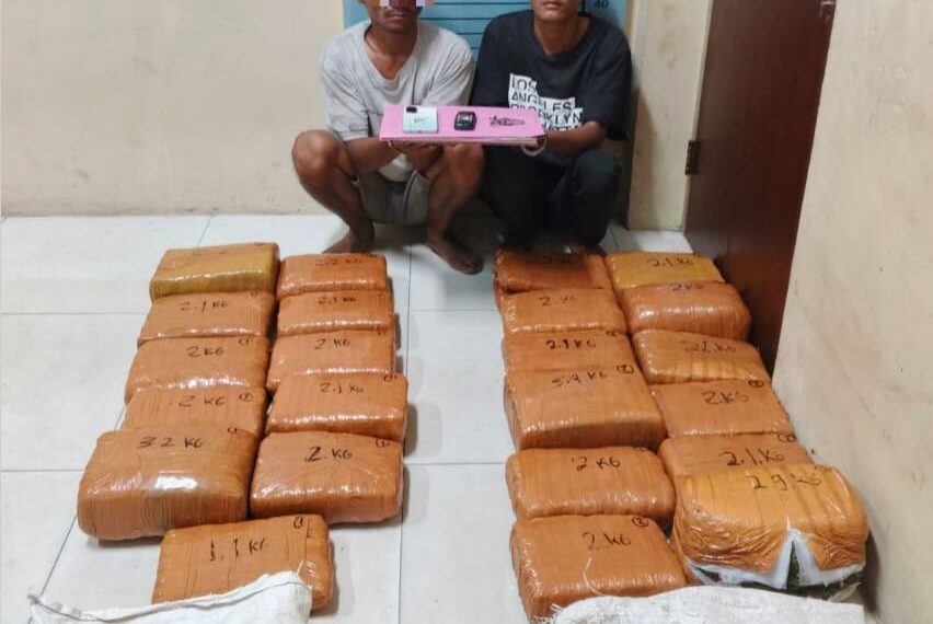 Polres Aceh Tenggara mengamankan dua pria membawa narkotika jenis ganja dengan total berat 50,7 kilogram di wilayah Desa Kati Maju, Kecamatan Ketambe, Selasa (27/1/2026). (Foto: Ist)