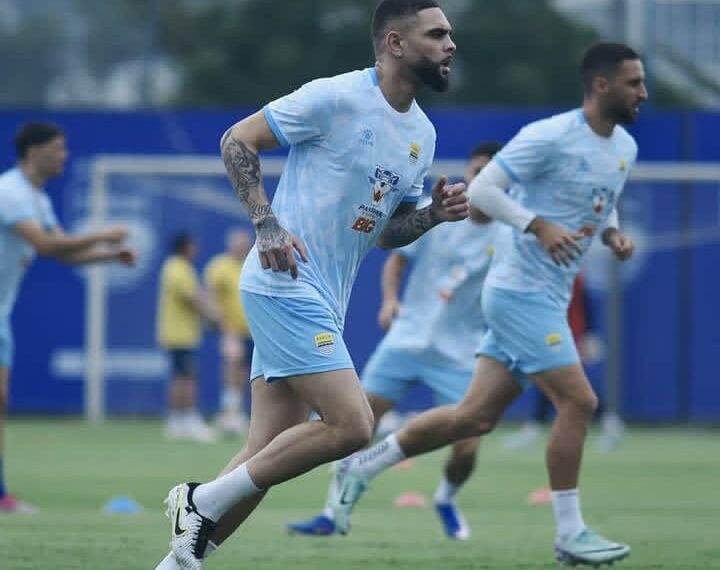 Jelang lawatan ke solo debut pemain anyar Persib Layvin Kurzawa bakal Tertunda. (Ig Persib)