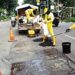 Petugas Dinas Bina Marga DKI Jakarta saat melakukan penambalan darurat pada titik jalan berlubang di kawasan Jakarta. Ditlantas Polda Metro Jaya melaporkan 27 kecelakaan terjadi akibat jalan rusak selama Januari 2026. (Foto: Dok. Istimewa)