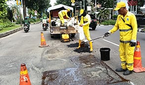 Petugas Dinas Bina Marga DKI Jakarta saat melakukan penambalan darurat pada titik jalan berlubang di kawasan Jakarta. Ditlantas Polda Metro Jaya melaporkan 27 kecelakaan terjadi akibat jalan rusak selama Januari 2026. (Foto: Dok. Istimewa)