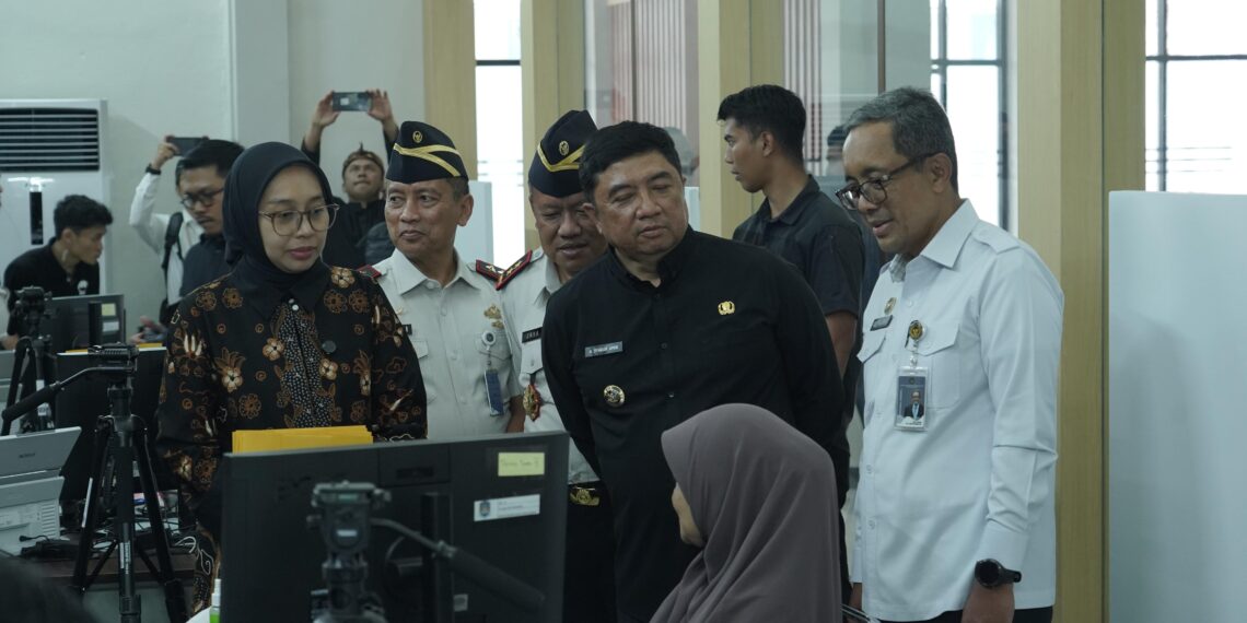 Sekjen Imipas Asep Kurnia bersama Bupati Garut Abdusy Syakur Amin saat meresmikan Kantor Imigrasi Kelas II Non TPI Garut, Kamis (29/1/2026). Kehadiran kantor mandiri ini bertujuan memangkas jarak birokrasi bagi ribuan pemohon paspor di wilayah Garut. (Foto: Dok. Humas Kemenimipas/Ekoin.co)