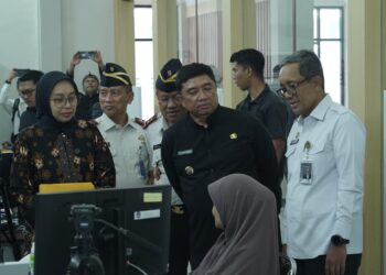 Sekjen Imipas Asep Kurnia bersama Bupati Garut Abdusy Syakur Amin saat meresmikan Kantor Imigrasi Kelas II Non TPI Garut, Kamis (29/1/2026). Kehadiran kantor mandiri ini bertujuan memangkas jarak birokrasi bagi ribuan pemohon paspor di wilayah Garut. (Foto: Dok. Humas Kemenimipas/Ekoin.co)