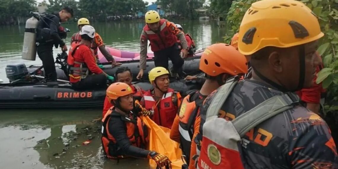Tim SAR Gabungan dari Brimob Polda Metro Jaya dan Basarnas saat melakukan proses evakuasi Siti Nurjanah di Danau Sumber Jaya, Bekasi. Personel kepolisian juga disiagakan di berbagai titik banjir untuk mengevakuasi lansia dan balita. (Foto: Dok. Humas Polda Metro Jaya/Ekoin.co)