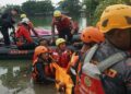 Tim SAR Gabungan dari Brimob Polda Metro Jaya dan Basarnas saat melakukan proses evakuasi Siti Nurjanah di Danau Sumber Jaya, Bekasi. Personel kepolisian juga disiagakan di berbagai titik banjir untuk mengevakuasi lansia dan balita. (Foto: Dok. Humas Polda Metro Jaya/Ekoin.co)