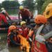 Tim SAR Gabungan dari Brimob Polda Metro Jaya dan Basarnas saat melakukan proses evakuasi Siti Nurjanah di Danau Sumber Jaya, Bekasi. Personel kepolisian juga disiagakan di berbagai titik banjir untuk mengevakuasi lansia dan balita. (Foto: Dok. Humas Polda Metro Jaya/Ekoin.co)