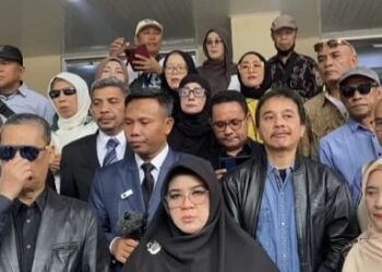Roy Suryo bersama tim advokasi saat menyampaikan pernyataan sikap di Polda Metro Jaya, Kamis (29/1/2026).