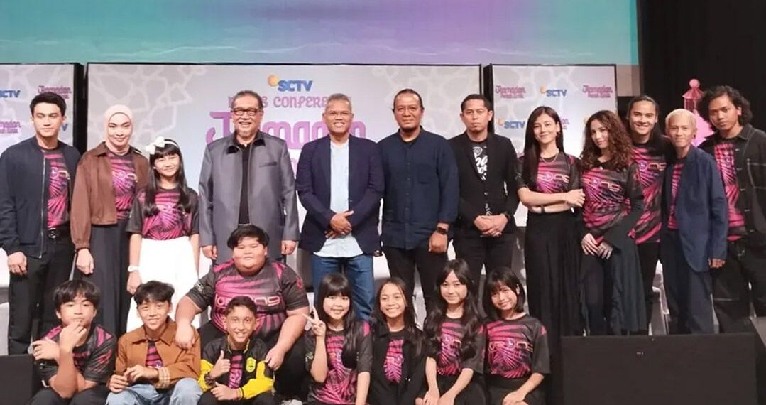 Deputy Director Programming SCTV, Banardi Rachmad bersama Deddy Mizwar dalam konferensi pers "Ramadan Penuh Cinta" di Jakarta. (Foto: Dok. SCTV)