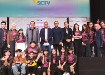Deputy Director Programming SCTV, Banardi Rachmad bersama Deddy Mizwar dalam konferensi pers "Ramadan Penuh Cinta" di Jakarta. (Foto: Dok. SCTV)