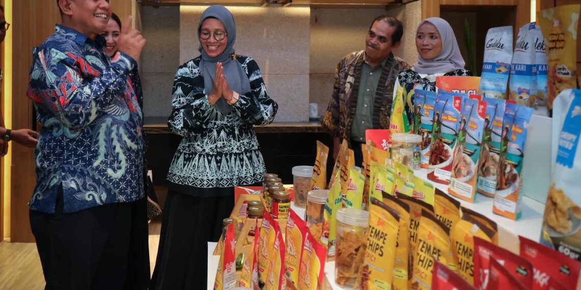 Wakil Menteri UMKM Helvi Moraza (tengah) saat meresmikan kerja sama strategis bersama BP Batam dan BRI di Batam. Sinergi ini bertujuan mengintegrasikan UMKM lokal ke dalam ekosistem industri besar yang bernilai triliunan rupiah. (Foto: Dok. Kementerian UMKM/Ekoin.co)