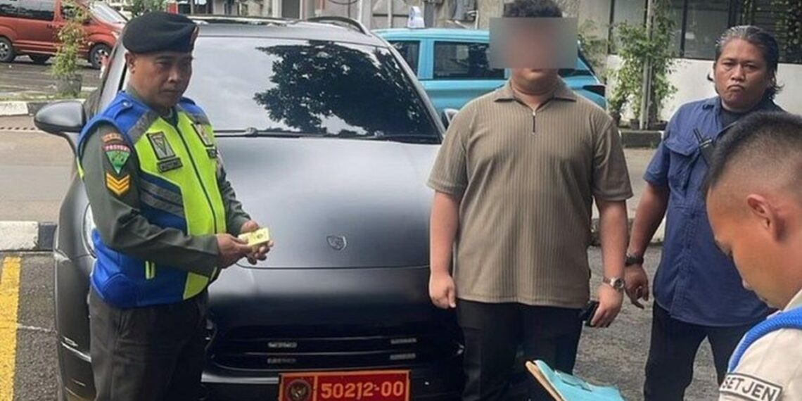 Mobil Porsche Cayenne ketahuan pakai pelat dinas Kemhan yang ternyata dipalsukan. (dok. Instagram Kemhan RI)