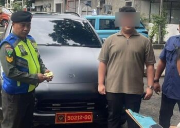 Mobil Porsche Cayenne ketahuan pakai pelat dinas Kemhan yang ternyata dipalsukan. (dok. Instagram Kemhan RI)