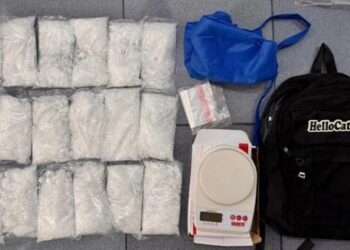 Petugas Ditresnarkoba Polda Metro Jaya menunjukkan barang bukti sabu seberat 5,3 kilogram yang disita dari dua tersangka pengedar di wilayah Tangerang Selatan, Jumat (30/1/2026).