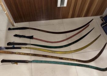 Petugas Patroli Perintis Presisi Polda Metro Jaya mengamankan barang bukti senjata tajam jenis celurit dan sepeda motor dari penindakan dugaan tawuran di kawasan Cikini, Jakarta Pusat, Jumat (30/1/2026) dini hari.