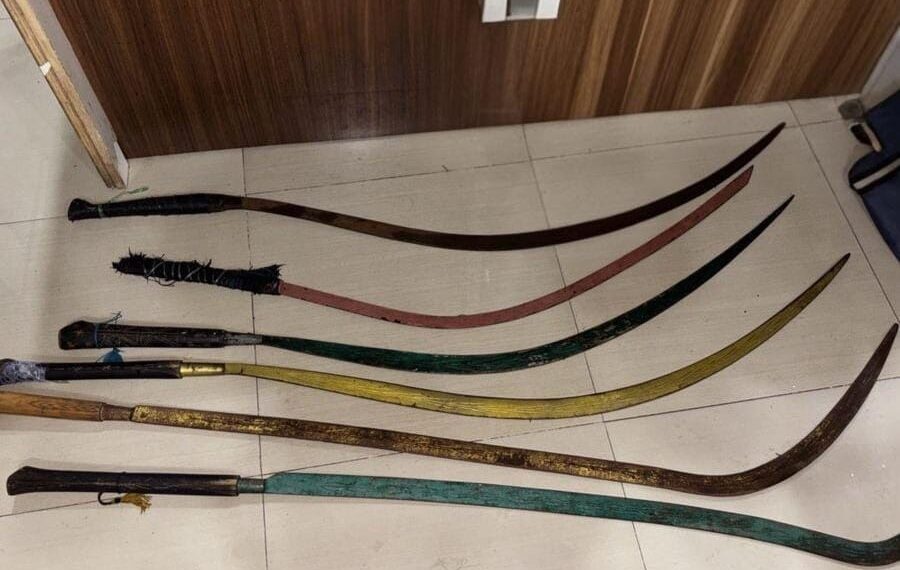 Petugas Patroli Perintis Presisi Polda Metro Jaya mengamankan barang bukti senjata tajam jenis celurit dan sepeda motor dari penindakan dugaan tawuran di kawasan Cikini, Jakarta Pusat, Jumat (30/1/2026) dini hari.