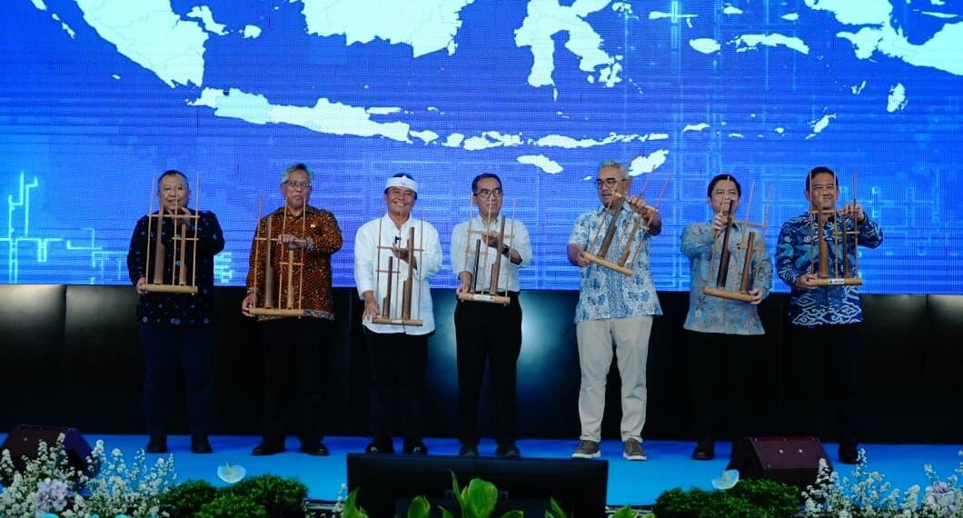 Deputi Bidang Koordinasi Perniagaan dan Ekonomi Digital Kemenko Perekonomian, Ali Murtopo Simbolon (tengah), bersama Menteri Dikti Sains dan Teknologi Brian Yuliarto saat peluncuran Program Pelatihan Gig Economy di Bandung, Jumat (30/1/2026).