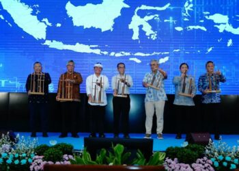 Deputi Bidang Koordinasi Perniagaan dan Ekonomi Digital Kemenko Perekonomian, Ali Murtopo Simbolon (tengah), bersama Menteri Dikti Sains dan Teknologi Brian Yuliarto saat peluncuran Program Pelatihan Gig Economy di Bandung, Jumat (30/1/2026).