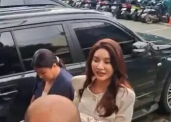 Sarwendah Tan didampingi kuasa hukumnya, Christ Sam Siwu, memberikan keterangan kepada awak media usai menjalani pemeriksaan di Ditressiber Polda Metro Jaya, Jumat (30/1/2026)