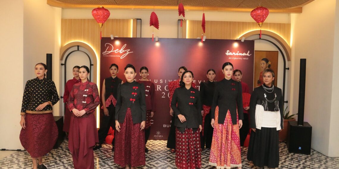Deretan model saat memperagakan koleksi "Red Reverie" karya Debby Fauziyanto dalam ajang Lunar Collection 2026 di Sarinah Thamrin, Jakarta. Koleksi ini menonjolkan perpaduan unik antara kancing Cheongsam dan aksen wastra nusantara dengan sentuhan urban. (Foto: Istimewa)