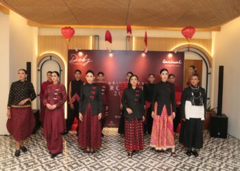Deretan model saat memperagakan koleksi "Red Reverie" karya Debby Fauziyanto dalam ajang Lunar Collection 2026 di Sarinah Thamrin, Jakarta. Koleksi ini menonjolkan perpaduan unik antara kancing Cheongsam dan aksen wastra nusantara dengan sentuhan urban. (Foto: Istimewa)