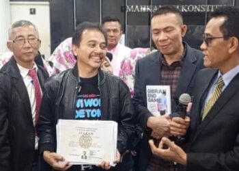 Roy Suryo, Rismon Sianipar, dan Tifauzia Tyassuma (Dokter Tifa) menggugat enam pasal ke MK, Jumat (30/1/2026). (Foto:Ist)