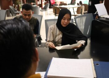 Warga mengurus administrasi pertanahan melalui layanan PELATARAN di Kantor Pertanahan Kota Bandung, Sabtu (31/1/2026).