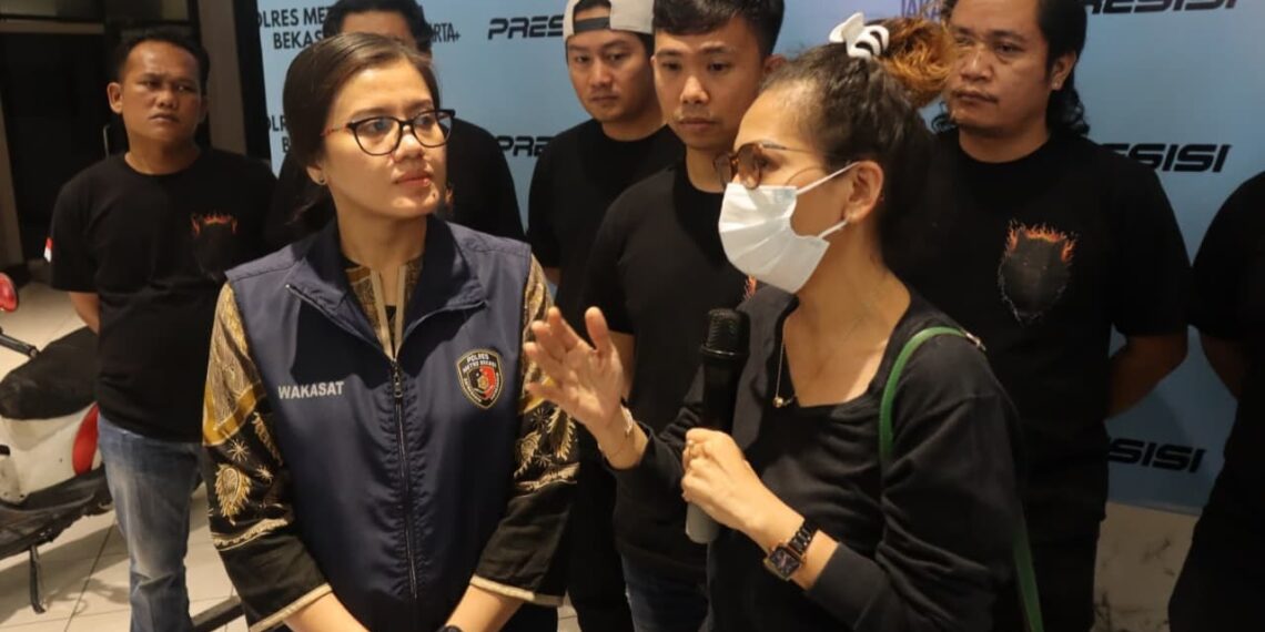 Ibu korban penculikan anak di Bekasi saat memberi keterangan. Foto: Humas PMJ