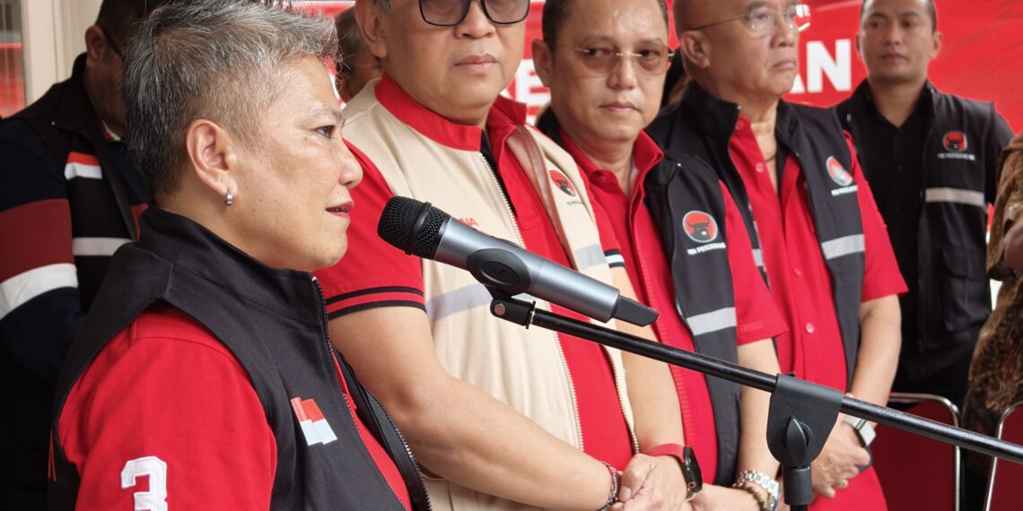 Relawan kesehatan dan armada Bus Klinik Berjalan PDIP diberangkatkan untuk memberikan layanan medis kepada warga terdampak banjir dan longsor di Kabupaten Bandung Barat, Jawa Barat.