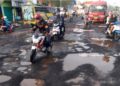 Kondisi jalan berlubang di Jakarta yang tertutup genangan air berpotensi meningkatkan risiko kecelakaan lalu lintas saat musim hujan.