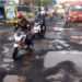 Kondisi jalan berlubang di Jakarta yang tertutup genangan air berpotensi meningkatkan risiko kecelakaan lalu lintas saat musim hujan.