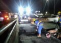 Petugas Jasa Marga melakukan perbaikan perkerasan jalan tol di tengah cuaca ekstrem dan curah hujan tinggi.