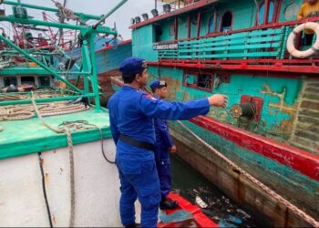 Personel Ditpolairud Polda Metro Jaya menggunakan kapal patroli saat melakukan sterilisasi alur pelayaran di Pelabuhan Muara Angke, Jakarta Utara, Sabtu (31/1/2026). Penertiban ini memastikan akses keluar-masuk kapal nelayan kembali lancar tanpa hambatan. (Foto: Istimewa/Ekoin.co)