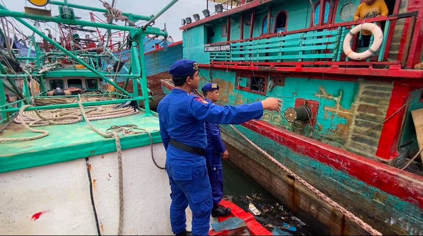 Personel Ditpolairud Polda Metro Jaya menggunakan kapal patroli saat melakukan sterilisasi alur pelayaran di Pelabuhan Muara Angke, Jakarta Utara, Sabtu (31/1/2026). Penertiban ini memastikan akses keluar-masuk kapal nelayan kembali lancar tanpa hambatan. (Foto: Istimewa/Ekoin.co)