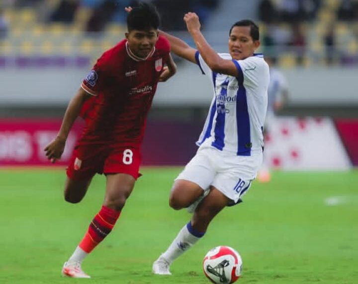 Pemain Persis solo Arkhan Kaka mencoba melewati penjagaan pemain Persib Adam Alis. Dalam laga itu Persis kembali menerima kekalahan di Kandang sendiri dengan skor 0-1 (iG persis)