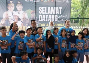 Gubernur Banten Andra Soni saat membuka kejuaraan tenis usia dini piala Gubernur di Kota Serang, Banten (ist)