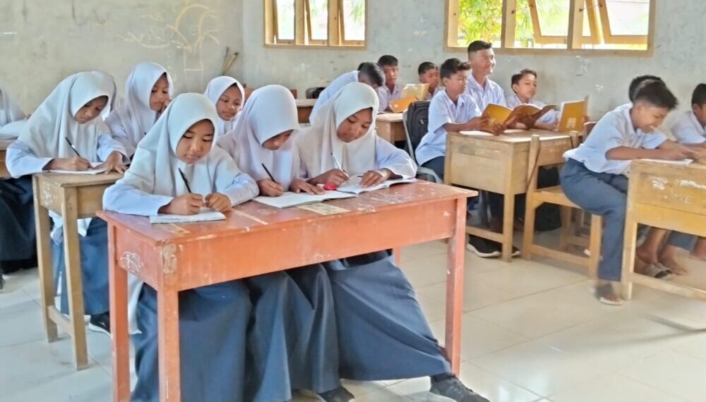 Langkah cepat Kemendikdasmen dalam memulihkan pendidikan pascabencana ini menunjukkan keseriusan pemerintah dalam melindungi hak pendidikan anak-anak, bahkan bergerak lebih cepat dibandingkan sektor lainnya. Foto: Kemendikdasmen