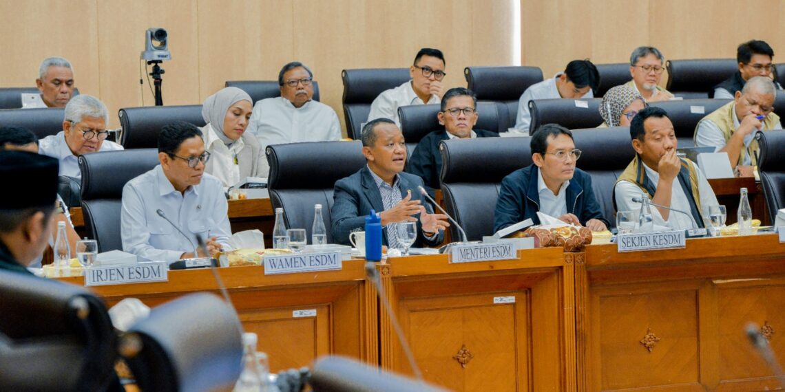 Menteri ESDM Bahlil Lahadalia saat memaparkan target lifting minyak 2026 di depan anggota Komisi XII DPR RI, Jakarta, Kamis (22/1/2026)