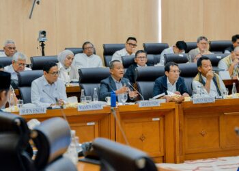 Menteri ESDM Bahlil Lahadalia saat memaparkan target lifting minyak 2026 di depan anggota Komisi XII DPR RI, Jakarta, Kamis (22/1/2026)