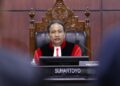 Ketua MK Suhartoyo memimpin sidang pengucapan ketetapan uji materiil Undang-Undang tentang Ambang Batas Parlemen, Selasa (30/07) di Ruang Sidang MK. Foto Humas/Ifa.